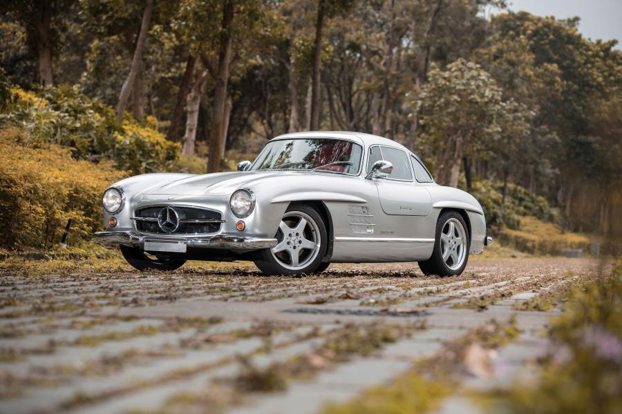  Mercedes-Benz 300 SL AMG 1996 года  (фото 1 из 15)